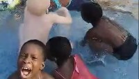 Les enfants à la piscine