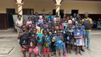 Les enfants reçoivent le kits scolaire