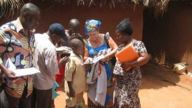 Remise des cadeaux aux enfants
