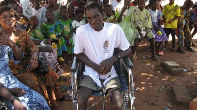 Remise des chaises pour handicapés