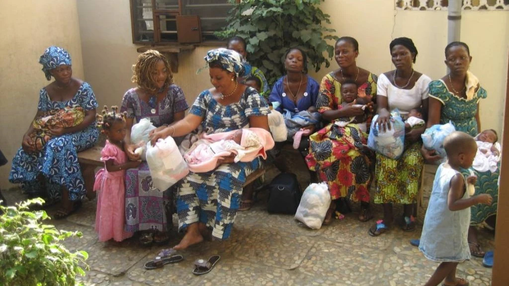 Distribution d’habits pour bébés