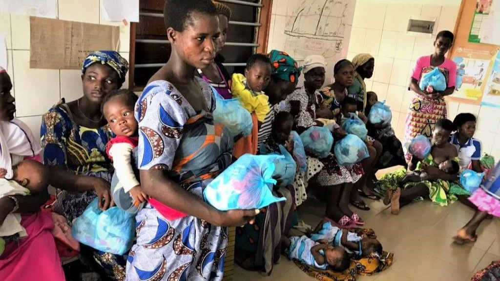 Distribution dans un village