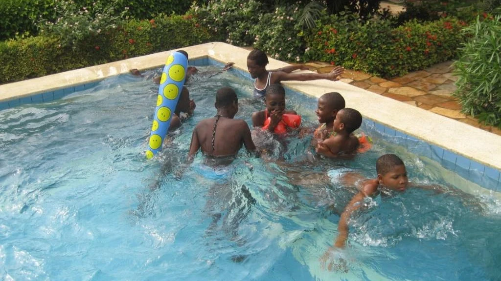 Les enfants à la piscine
