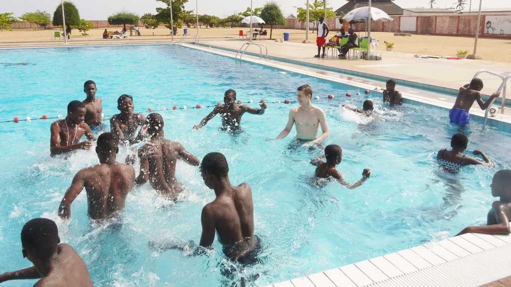 Les enfants à la piscine