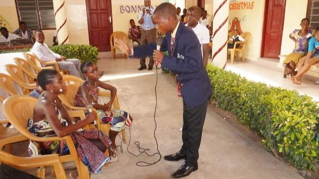 Raymond – la vie des filles en Afrique