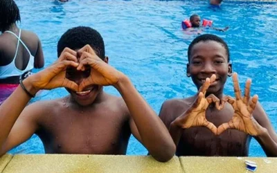 Les enfants à la piscine