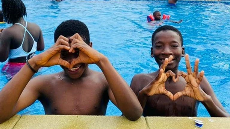 Les enfants à la piscine